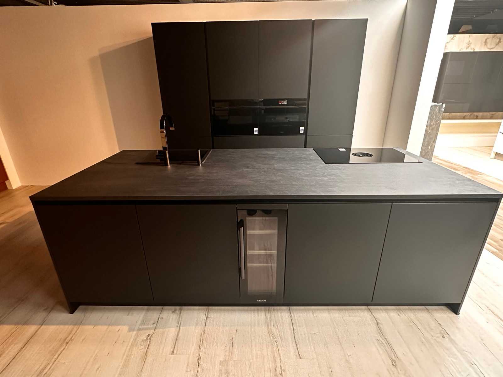 Häcker TopSoft mat zwart eiland keuken - Häcker Keukens keukens uit voorraad leverbaar